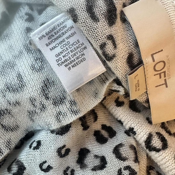 Ann Taylor Leopard long sleeve Cardigan medium - Picture 8 of 8
